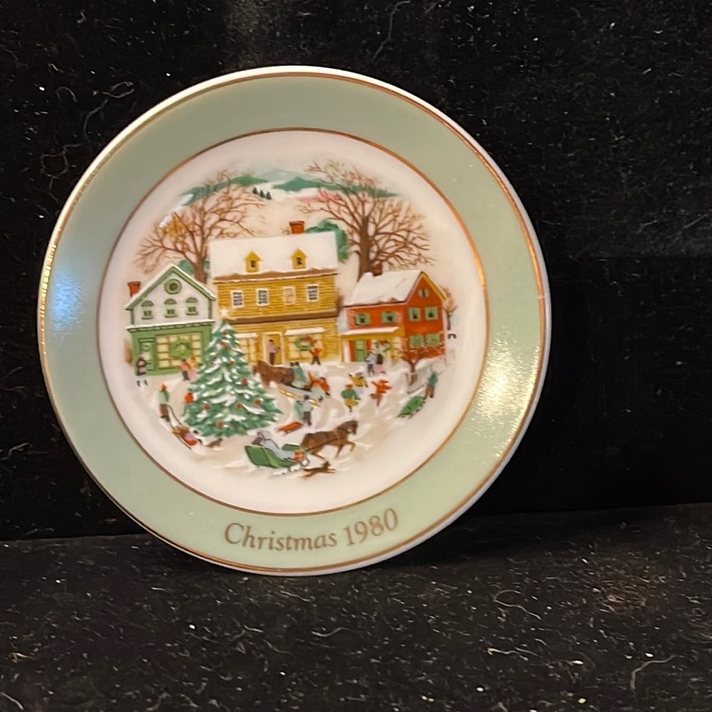 Avon Vintage Collectible 1980 Reissue 1989 “Country Christmas” mini plate